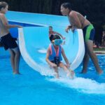 Děti si užívají venkovní sportovní aktivity a hry na oblíbeném příměstském táboře OK fit Ladvi.